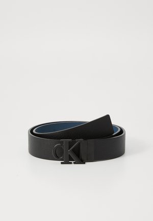 Cinto de couro preto com textura em relevo, apresentando uma fivela com logotipo em preto fosco e um interior azul contrastante. Design liso e elegante.