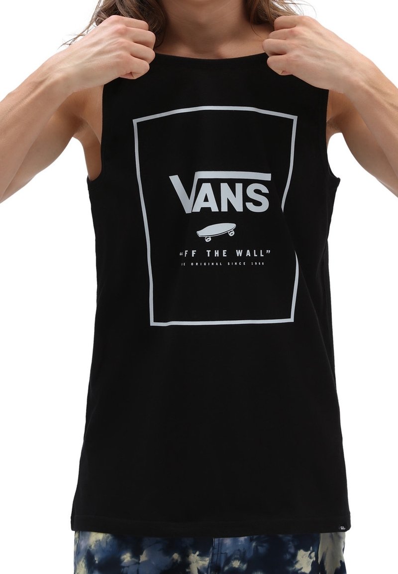T-shirt senza maniche nera in cotone con una grafica bianca che presenta la scritta "VANS" e un'icona di skateboard, centrata all'interno di una cornice rettangolare.