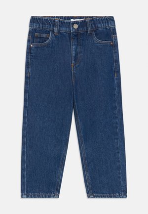 Jeans de denim azul escuro com um cós elástico, dois bolsos frontais e detalhes de costura em cima. Design de perna reta sem embelezamentos visíveis.