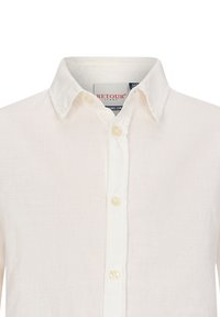 Biała lniana koszula z kołnierzykiem, z zapięciem na guziki w kolorze kremowym oraz metką wskazującą markę "RETROUR" wewnątrz.