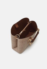 Sac fourre-tout beige avec motif géométrique, poignées en cuir, accessoires en or et poche intérieure zippée. Design à ouverture supérieure.
