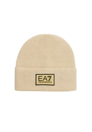 Cappellino beige lavorato a maglia con risvolto e toppa rettangolare beige con la scritta EA7 Emporio Armani in lettere nere sul davanti.