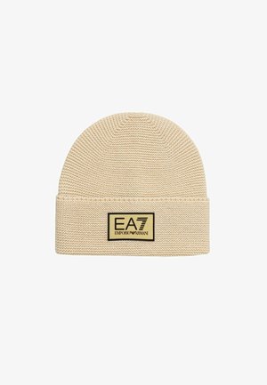 Cappellino beige lavorato a maglia con risvolto e toppa rettangolare beige con la scritta EA7 Emporio Armani in lettere nere sul davanti.