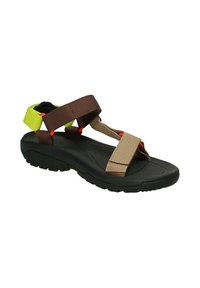 Sándalo multicolor con suela de goma negra, correas marrones y beige, acento amarillo fluorescente y componentes de sujeción ajustables.