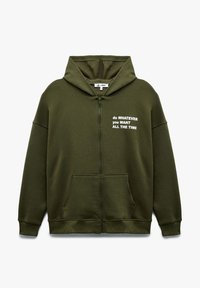 Olivengrøn zip-up hættetrøje lavet af blødt stof, med fleeceforet hætte, forlommer og hvid teksttryk på brystet.