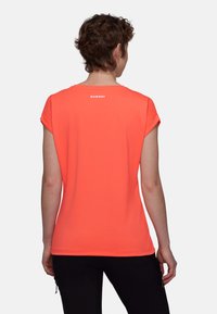 Kortärmad t-shirt med rund halsringning i klar orange bomull med en liten vit "MAMMUT"-logotyp på baksidan, avslappnad passform, slät textur.