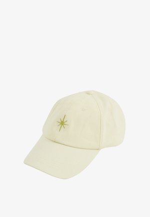 Casquette de baseball crème claire en coton avec un motif d'étoile verte brodée à l'avant, dotée d'une visière incurvée et de coutures détaillées.