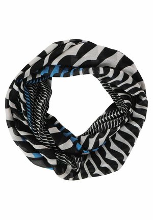 Zwarte, witte en blauwe zebra-geruite infinity sjaal gedraaid in een cirkel op een witte achtergrond.