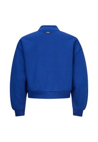 Niebieski krótki sweatshirt z prążkowanym dekoltem i mankietami, z metką "RETOUR" z tyłu, gładka faktura i luźny krój.