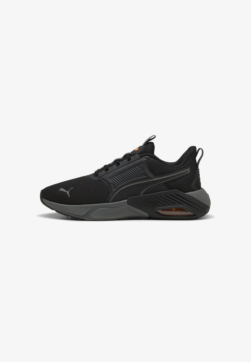 Baskets de sport noires et grises avec tige en mesh, semelle rembourrée, poche d’air visible au talon, languette latérale et logo Puma sur le côté avant.