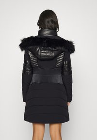 Guess Vinterfrakke - black