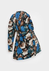 Robe à motifs floraux aux couleurs bleu, marron et crème. Manches longues, taille ceinturée et silhouette fluide. Tissu doux.