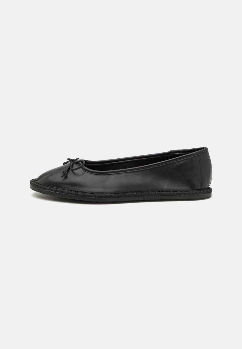 Schwarze Leder-Ballettschuhe mit abgerundeter Spitze, kleinem Schleifendetail und gestickter Sohle. Glatte Textur mit minimalistischem Design.