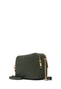 Borsa a tracolla in ecopelle trapuntata verde con hardware color oro, dettagli in catena, chiusura a zip e tracolla regolabile.