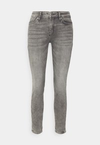 Jeans skinny de denim gris con una cintura de media altura, bolsillos frontales y pasadores para cinturón. Textura suave con un ligero desgaste y un diseño de pierna ajustada.