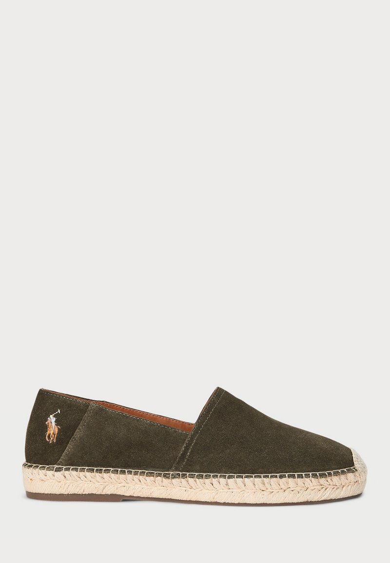 Espadrille en daim vert olive à enfiler avec semelle enveloppée de jute et petit logo brodé cheval et cavalier près du talon.