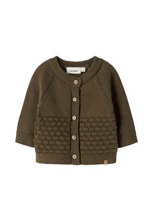 Cardigan de bebé de punto marrón con cuello redondo, panel frontal inferior texturizado y cinco botones delanteros.
