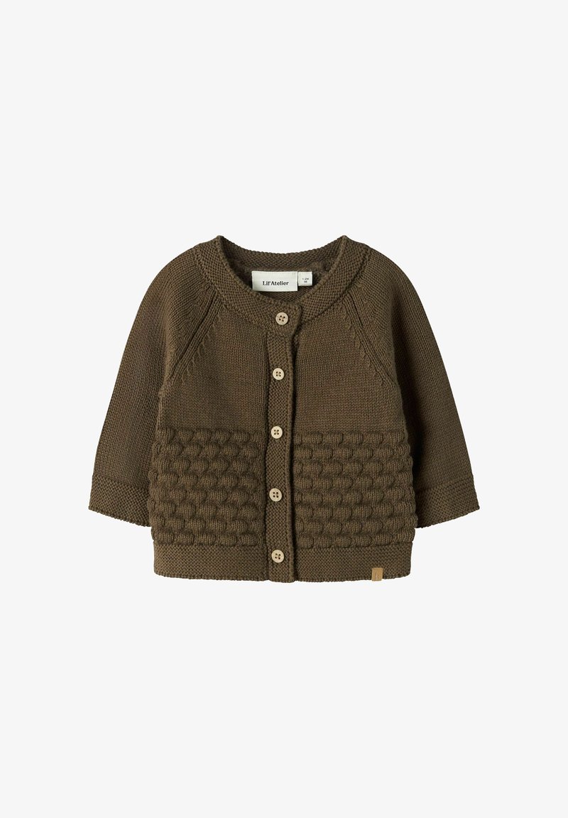 Cardigan bébé en maille marron avec encolure ronde, panneau avant inférieur texturé et cinq boutons devant.