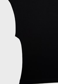 Schwarzes ärmelloses figurbetontes Oberteil mit geschwungenen Armausschnitten, präsentiert vor einem hellgrauen Hintergrund.