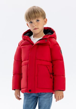 Doudoune rouge avec capuche, dotée d'une fermeture éclair, de poches latérales et d'accents noirs. Texture lisse avec des détails de couture.