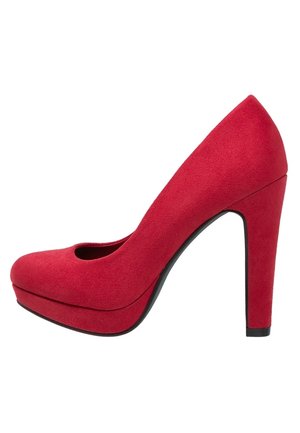 Escarpin en daim rouge à talon haut avec bout arrondi, semelle plateforme et talon aiguille épais, présenté de profil sur fond blanc.