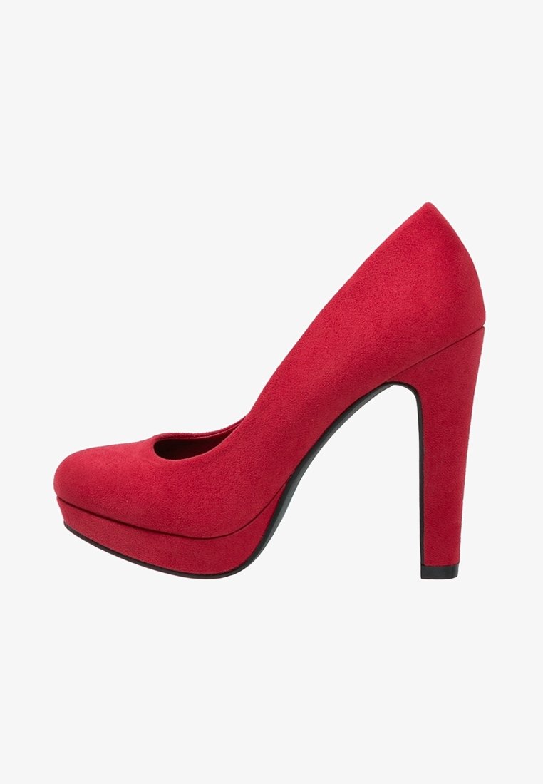 Escarpin en daim rouge à talon haut avec bout arrondi, semelle plateforme et talon aiguille épais, présenté de profil sur fond blanc.