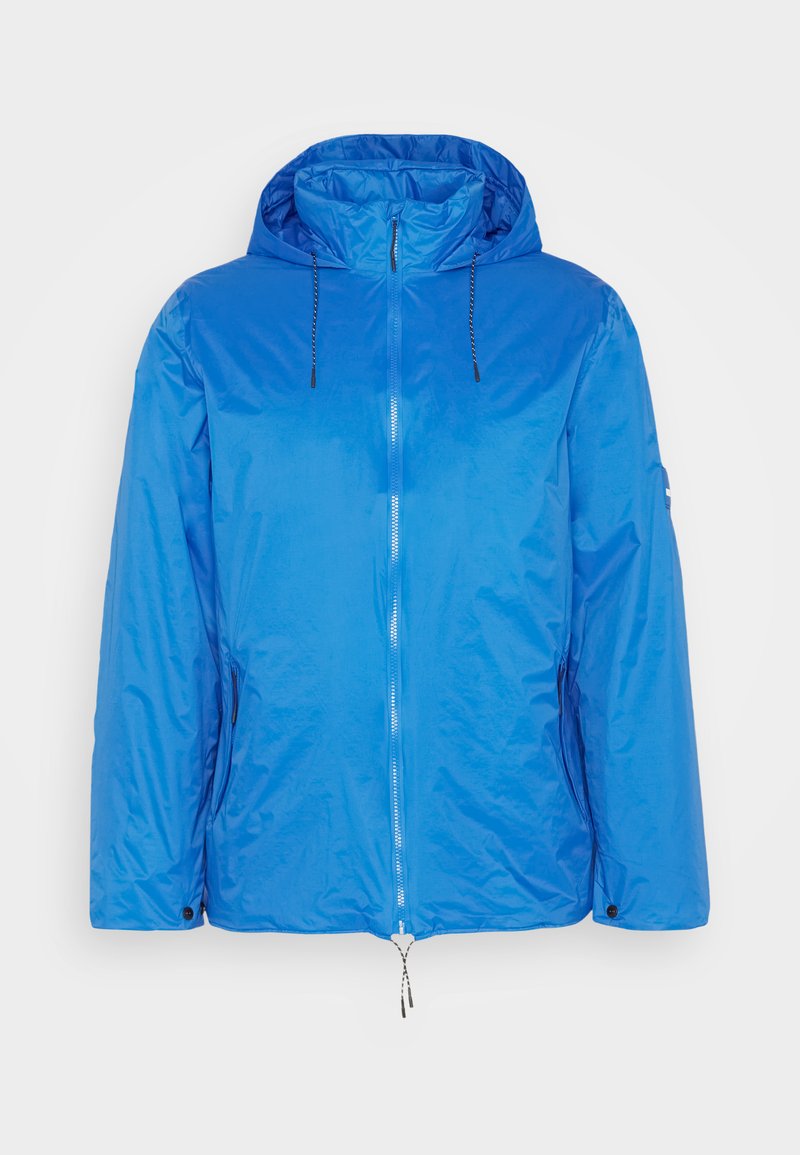 Veste légère bleue avec capuche, fermeture éclair à l'avant et détails à cordon. Caractéristiques d'une finition lisse et de deux poches latérales.