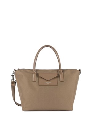 Sac cabas marron avec doubles anses, bandoulière amovible et poche avant à rabat étiquetée « Lancaster Paris ».