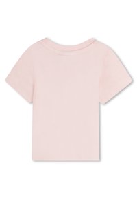 T-shirt de manga curta cor-de-rosa claro com decote redondo e textura suave. Design simples, sem padrões ou acentos visíveis.