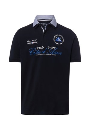 Marineblaues Poloshirt mit gestreiftem Kragen, nautischem Text und Grafiken, darunter "Côte d'Azur" und Koordinaten auf der Vorderseite.