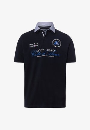 Marineblauw poloshirt met gestreepte kraag, nautisch gethematiseerde tekst en afbeeldingen waaronder "Côte d'Azur" en coördinaten op de voorkant.