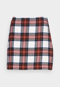 Jupe mini à carreaux présentant des couleurs rouge, bleu et blanc, avec un motif à damier et une texture tissée. L'ourlet est droit et simple.