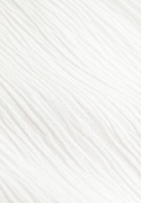 Witte textuurstof met subtiele verticale lijnen, die een zachte en lichte uitstraling heeft. Ideaal voor kleding of woninginrichting.