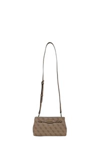 Bolso de tela marrón con un patrón geométrico, acentuado con herrajes dorados. Presenta una correa ajustable y una forma rectangular.