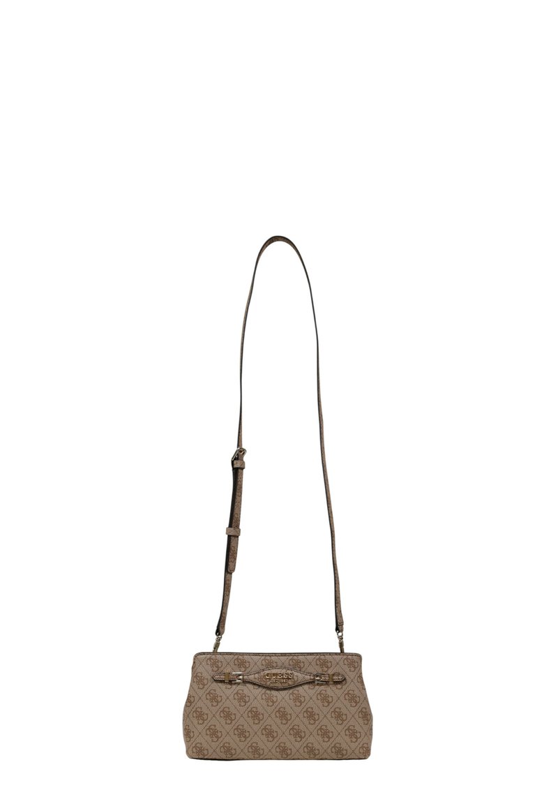 Bolso de tela marrón con un patrón geométrico, acentuado con herrajes dorados. Presenta una correa ajustable y una forma rectangular.