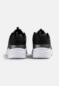 Czarne buty sportowe z teksturowanej syntetycznej cholewki, biała amortyzowana podeszwa i wyraźny detal logo na pięcie. Tylna pętla ułatwiająca zakładanie.