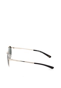 Occhiali da sole in metallo con lenti grigie, sottile montatura argento, punte in gomma nera sulle tempie e naselli trasparenti. Design minimalista e rifinitura elegante.