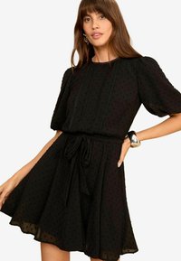 Love & Roses PUFF SLEEVE DOBBY PETITE - Denné šaty - black