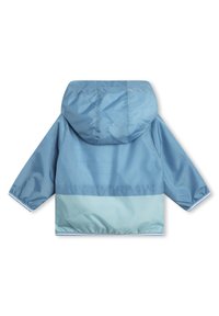 Giacca leggera blu con cappuccio, caratterizzata da un design a blocchi di colore in tonalità scure e chiare, con polsini e orlo elasticizzati.