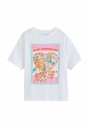 Hvid t-shirt med korte ærmer med glitrende hjerte og kirsebær grafik, tekst "In my shimmer era" og "It's time to sparkle & slay."