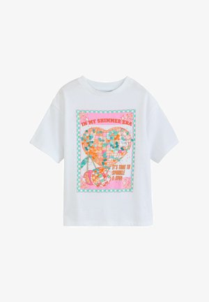 Hvid t-shirt med korte ærmer med glitrende hjerte og kirsebær grafik, tekst "In my shimmer era" og "It's time to sparkle & slay."