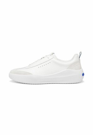 Sneaker bianca low-top con chiusura frontale con lacci, dettagli laterali traforati, suola ammortizzata e linguetta sul tallone.