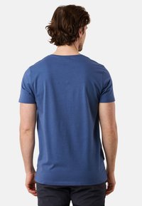 Kortärmad t-shirt i en djupblå bomullsblandning, med rund hals och en jämn och slät yta utan mönster eller detaljer.