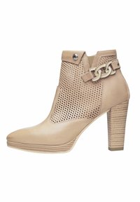 Stivale alla caviglia in pelle beige con design perforato, cinturino laterale con dettaglio in catena, punta affusolata e tacco a blocco texturizzato.