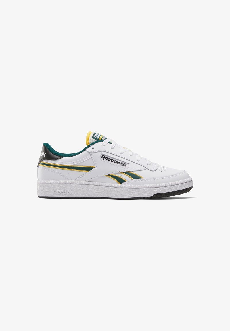 Baskets blanches basses Reebok avec accents verts et jaunes, fermeture à lacets, logo sur le côté et la languette, vues de profil droit.