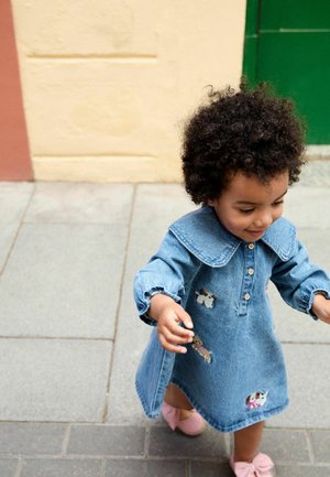 Next, REGULAR FIT - EMBROIDERED DOG CHARACTER COLLAR DRESS - Denimové šaty - blue denim
