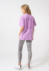 OH APRIL POSITIVE - Apdrukāts T-krekls - bright lilac