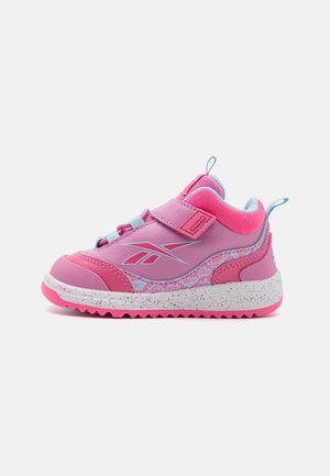 Roze sportshoe met een textuurontwerp, voorzien van een klittenbandsluiting, lichtblauwe accenten en een wit gespetterde zool.