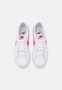 Nike Sportswear COURT LEGACY - Sportbačiai - white/bright crimson/team red