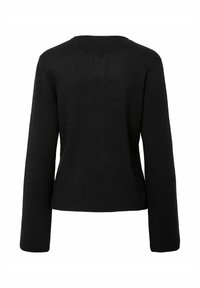 Melnas garām piedurknēm džemperis ar noapaļotu kakla līniju un mīkstu, tekstūrētu apdari. Pielāgots siluets ar nedaudz īsāku griezumu jostasvietā.